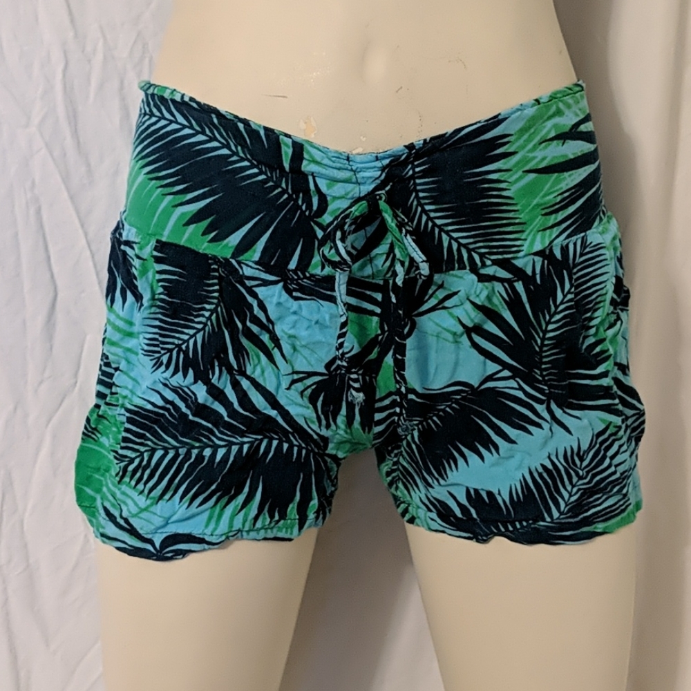 ✨5/$25✨ Battik Hawaiian Boutique palm leaf shorts